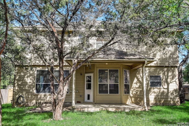 view of front facade featuring a front yard