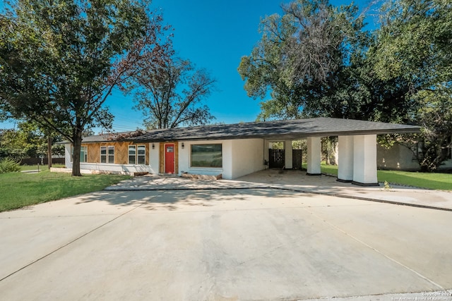 ranch-style home featuring a front lawn