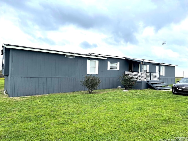 manufactured / mobile home with a front lawn