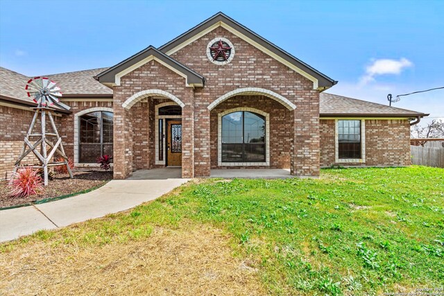 view of front of house featuring a front yard