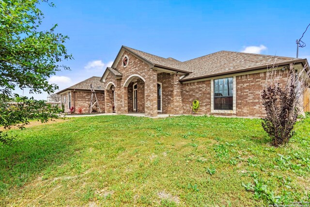 view of front of property featuring a front lawn