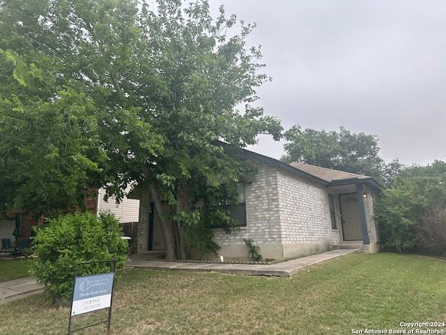 view of front of home featuring a front lawn