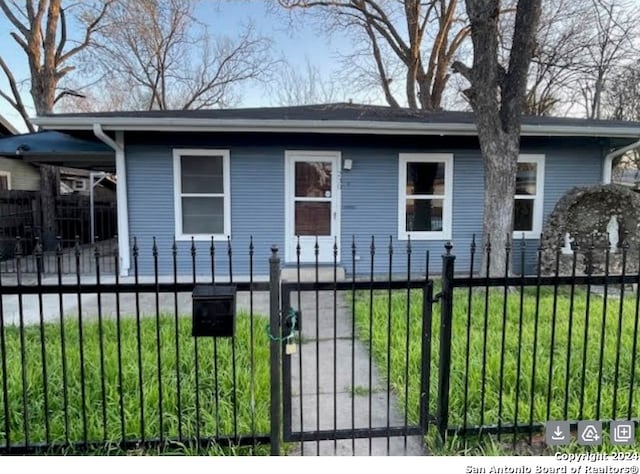 view of front of home featuring a front lawn