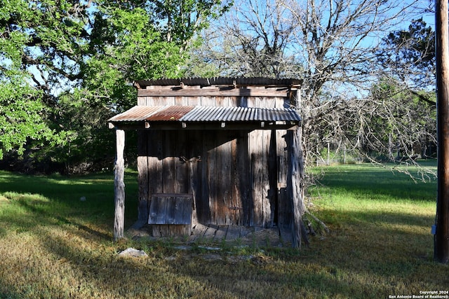 view of outdoor structure with a yard