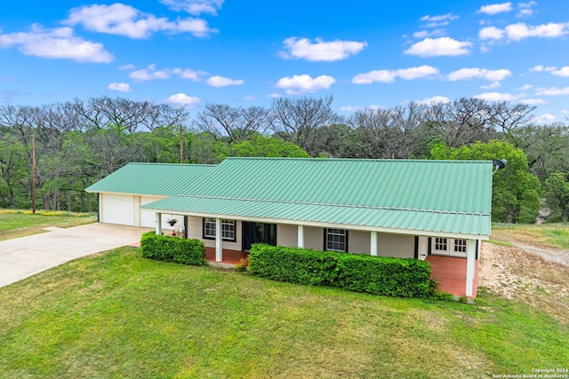 view of front of property featuring a garage and a front yard