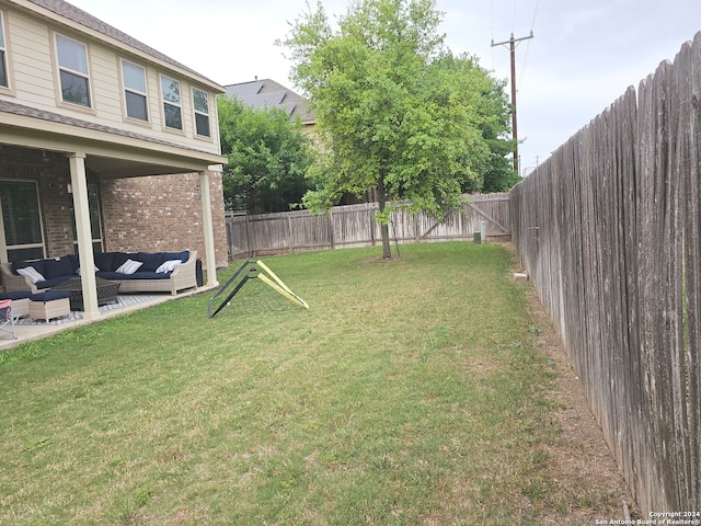 view of yard featuring an outdoor hangout area and a patio