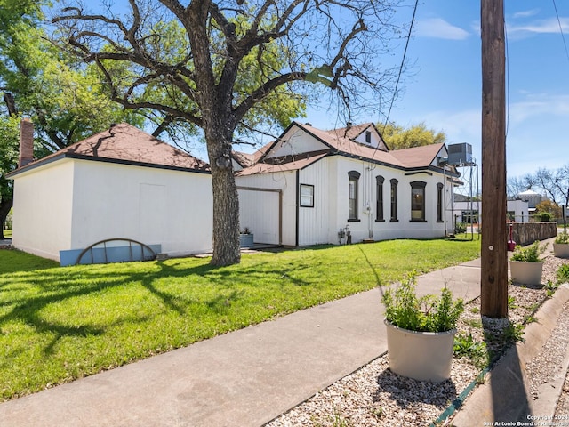 view of front of home with a front yard