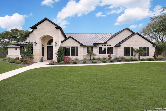 view of front facade featuring a front yard