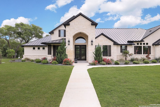 view of front of property featuring a front yard