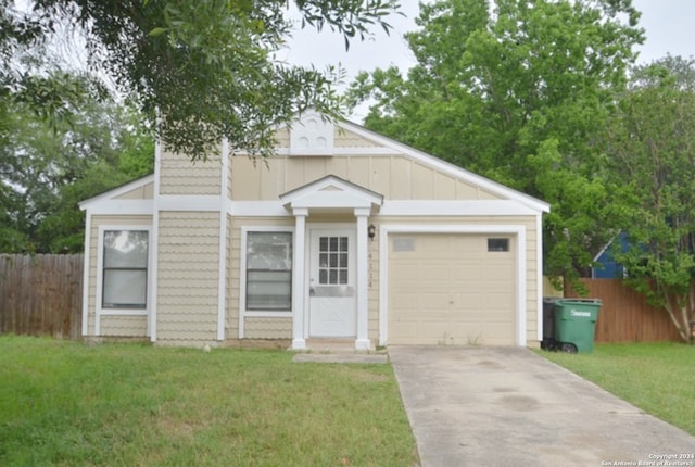 view of front of property featuring a front yard