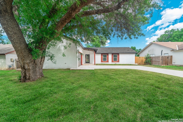 view of front of home featuring a front yard