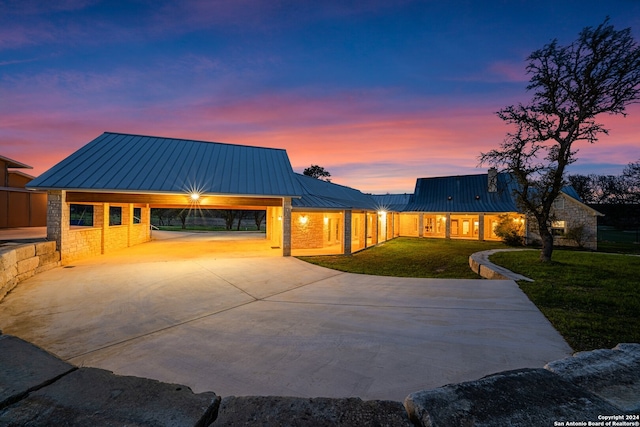 view of front of property featuring a yard