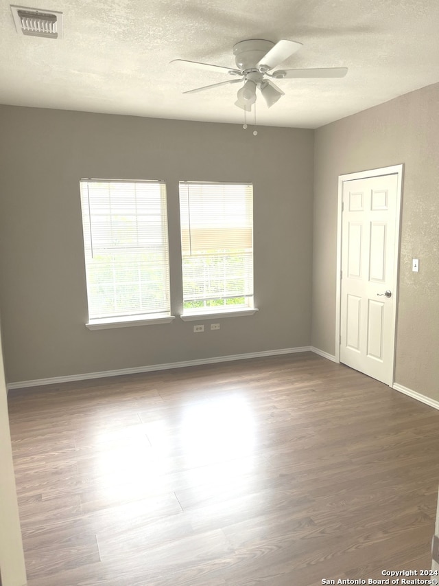 unfurnished room with dark wood-type flooring and ceiling fan