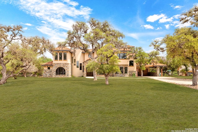 view of front of home with a front lawn