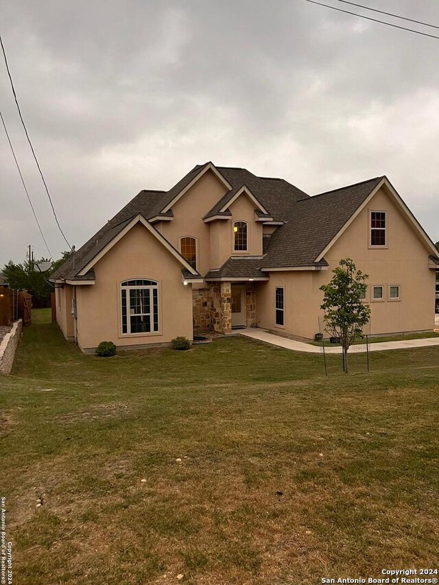 view of front of house featuring a patio and a front yard