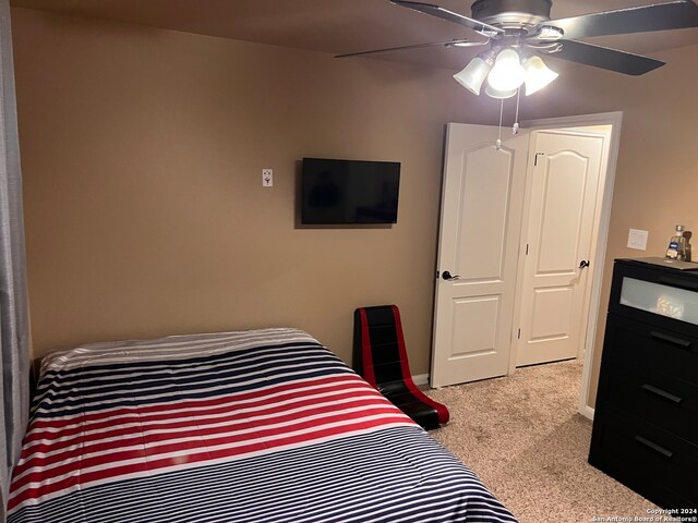 carpeted bedroom featuring ceiling fan