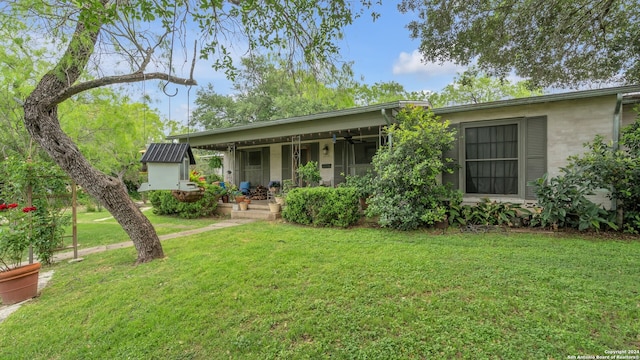 view of front of home featuring a front lawn