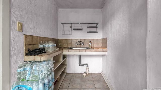 bathroom featuring tasteful backsplash and sink