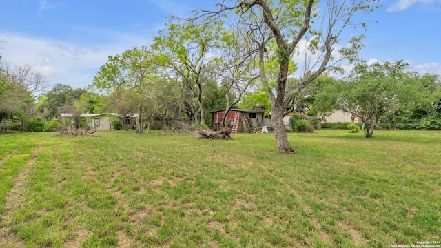 view of yard with an outdoor structure