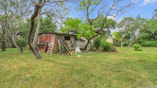 view of yard with an outdoor structure