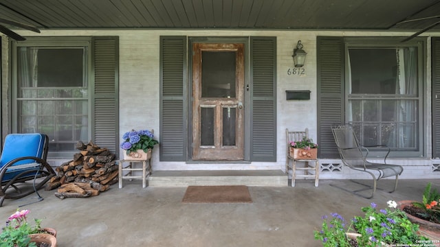 property entrance featuring covered porch