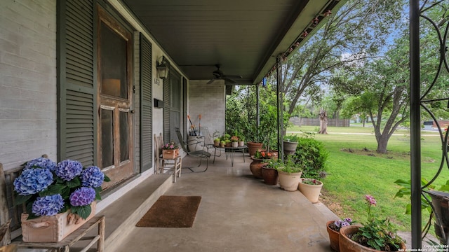 view of terrace featuring ceiling fan