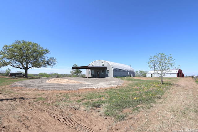 view of yard featuring an outbuilding