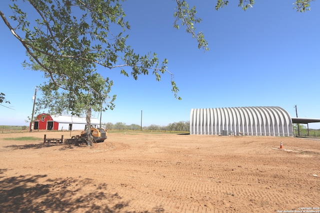 view of yard with an outbuilding