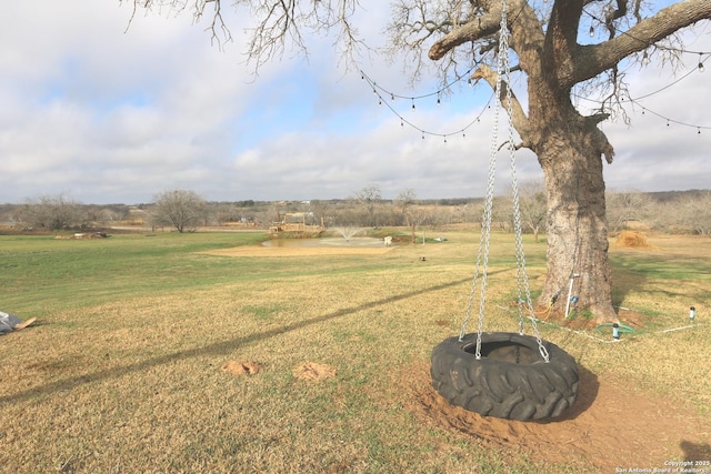 view of yard featuring a rural view