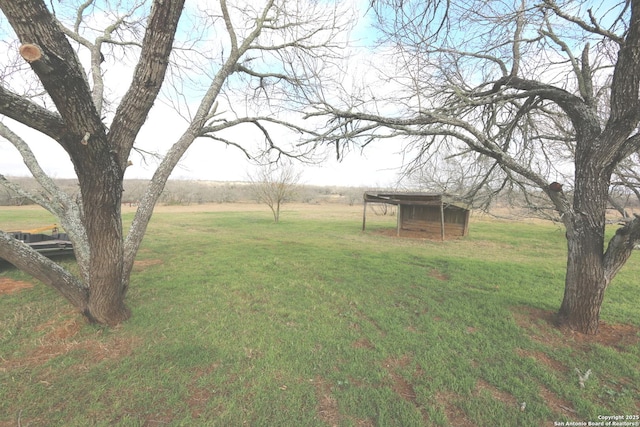 view of yard featuring a rural view