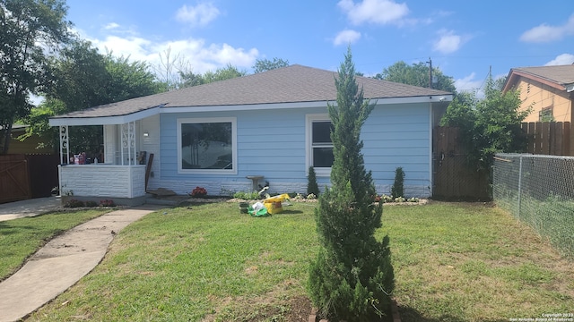 view of front of home featuring a front lawn