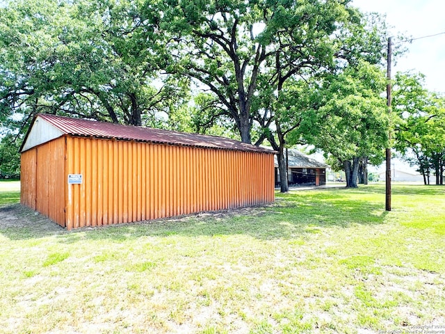 view of yard with an outdoor structure