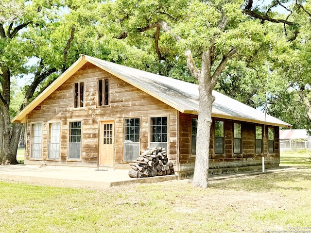 exterior space featuring a lawn