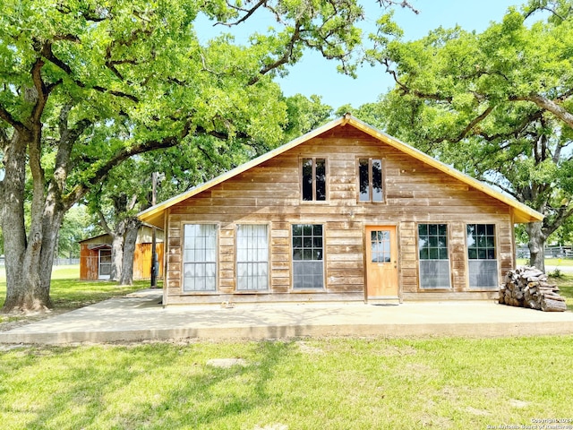 view of front of home featuring a front yard and a patio area