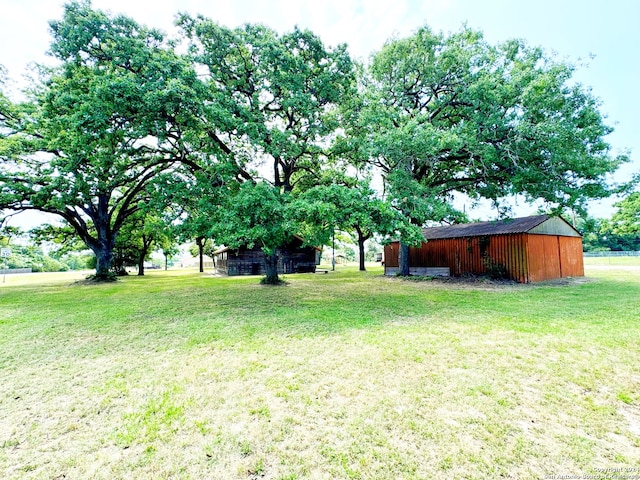 view of yard with an outdoor structure