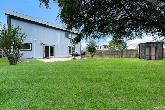 view of yard with a storage shed