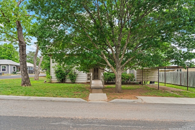 view of front of home featuring a front lawn