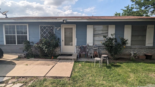 entrance to property featuring a yard