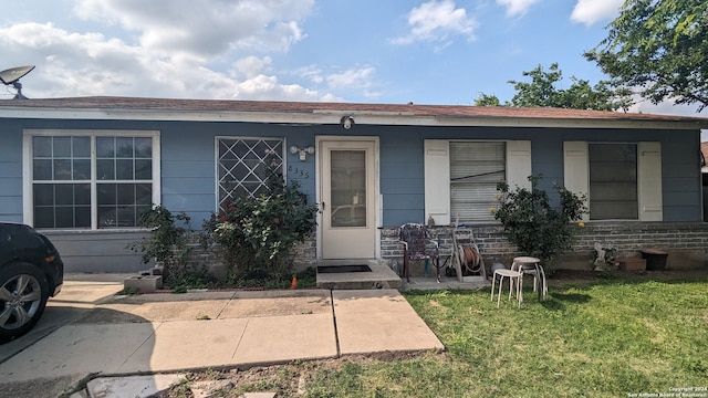 single story home with a front lawn