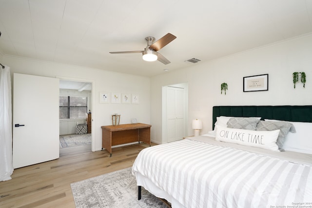 bedroom featuring light hardwood / wood-style flooring, ceiling fan, and a closet