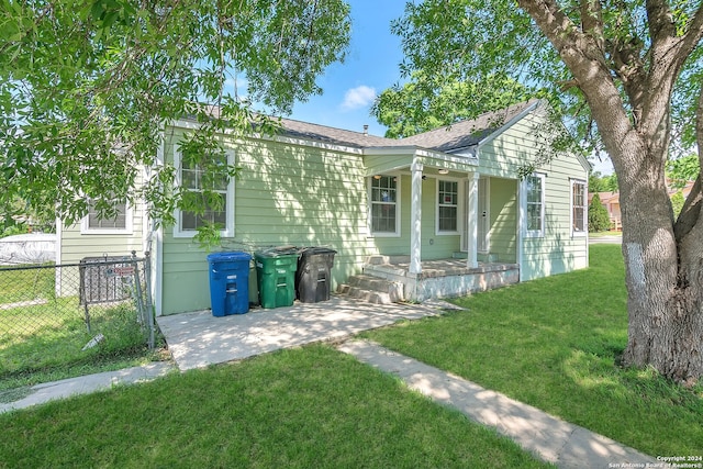 bungalow-style house featuring a front lawn