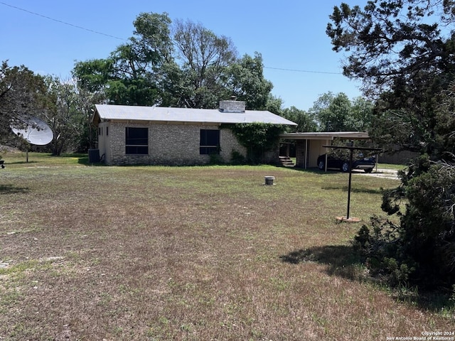 view of front of property with a carport and a front yard