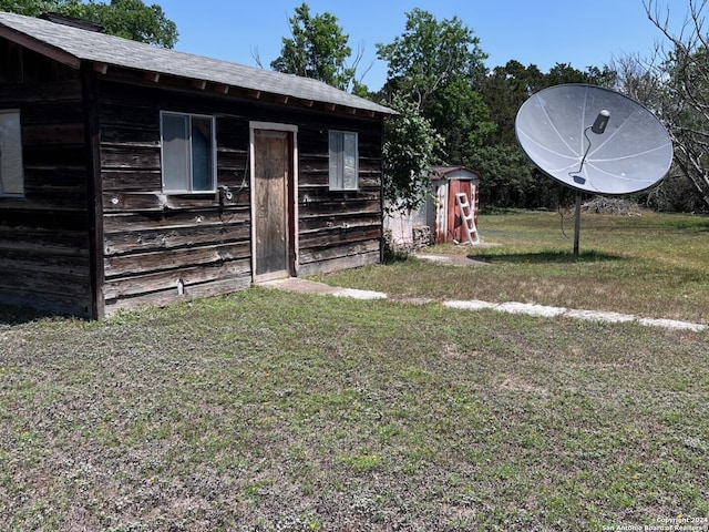 view of yard with an outdoor structure