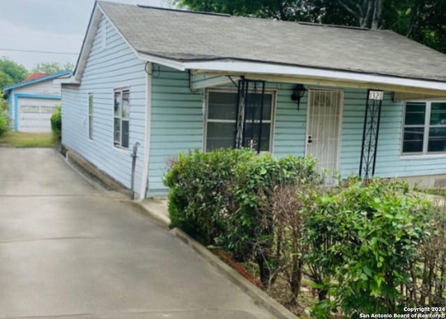 1326 NW 23rd St, San Antonio, TX 78207 - bungalow-style house featuring a garage