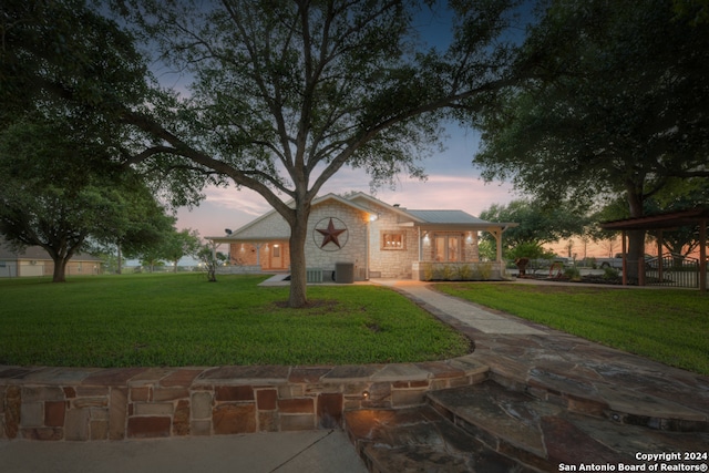 view of front of property featuring a yard