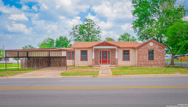 view of front of property with a front yard