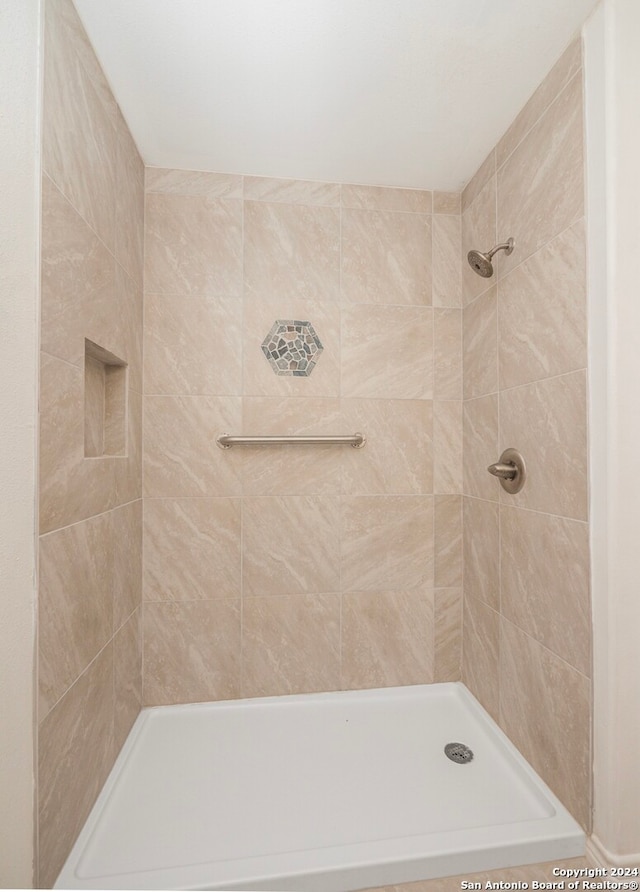 bathroom featuring tiled shower