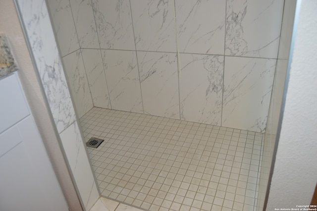 bathroom featuring tiled shower