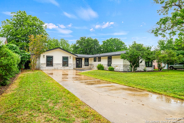 ranch-style home featuring a front yard