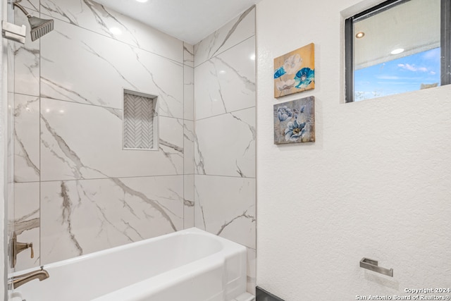 bathroom with tiled shower / bath combo